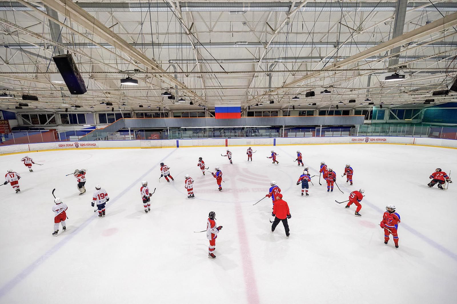 На коньках — к победе: как в Москве воспитывают чемпионов по хоккею