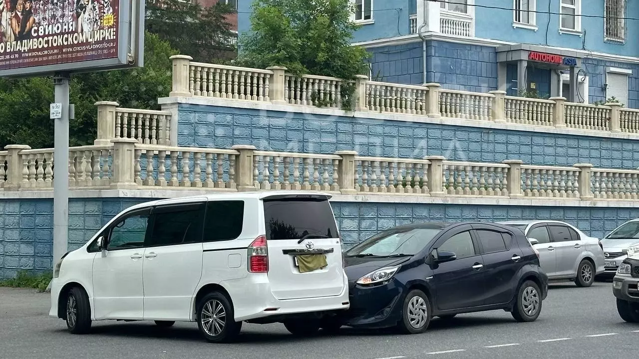 Пробка образовалась в центре Владивостока из-за массового ДТП — фото