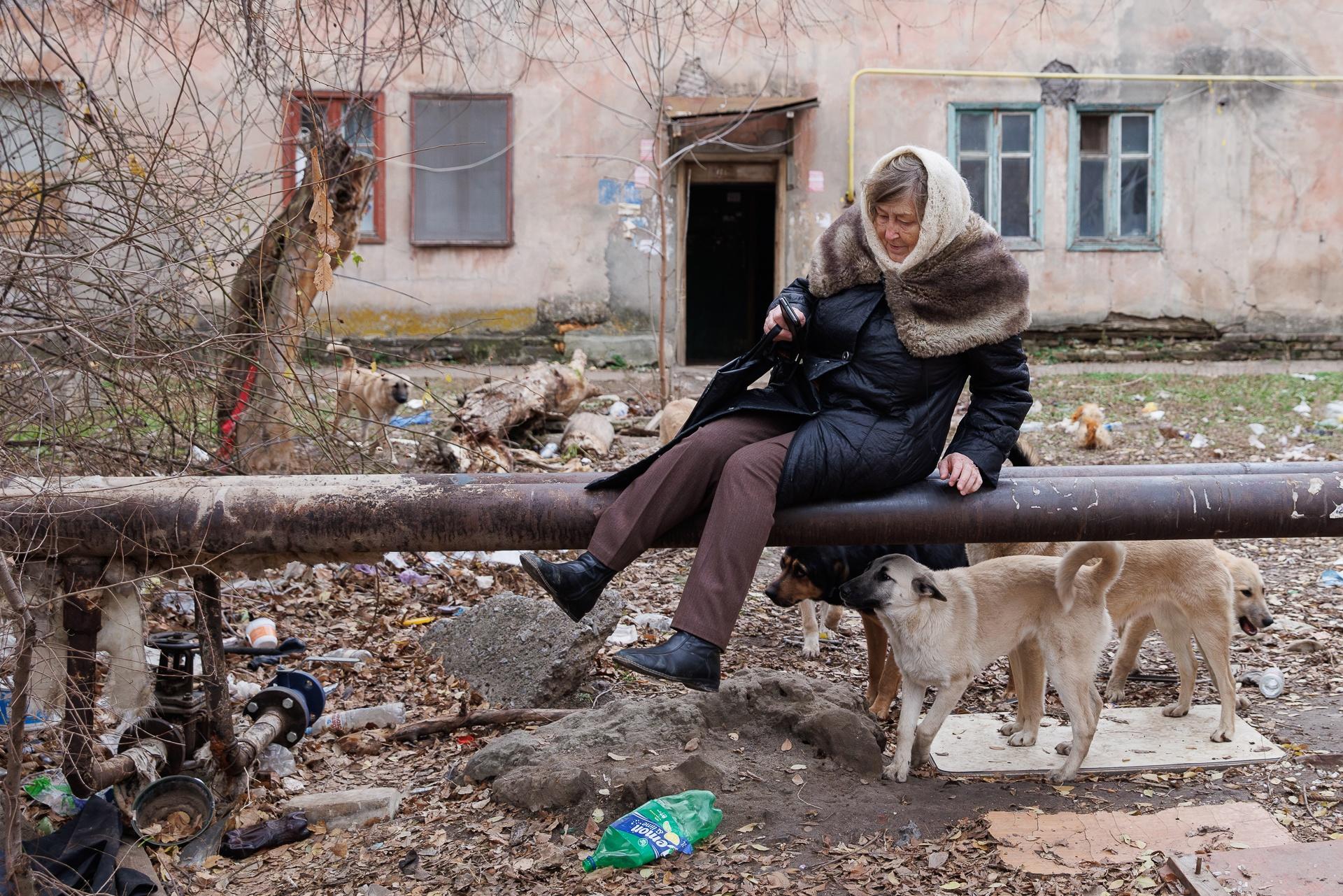 «Ночью приходят мародеры»: 78-летняя пенсионерка осталась жить одна в заброшенном микрорайоне